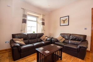 Flat-screen TV - 13 Hill Street Cottage (Inverness)