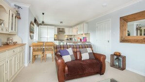 Flat-screen TV, Netflix, streaming services - The View at No10 (Aviemore)