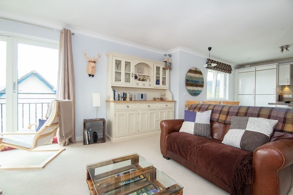 Flat-screen TV, Netflix, streaming services