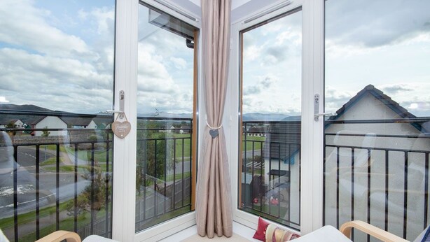 Flat-screen TV, Netflix, streaming services - The View at No10 (Aviemore)