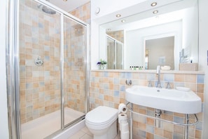 Deep-soaking bathtub, towels