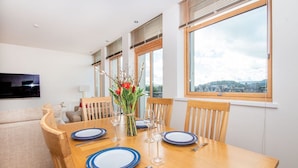 In-room dining - 301 Riverview Apartment (Inverness)