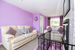 Een flatscreentelevisie en een dvd-speler