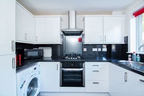 Een koelkast, een magnetron, een oven, een kookplaat