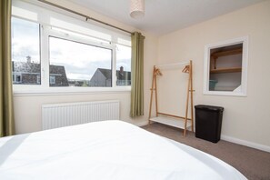 3 slaapkamers, een laptopwerkplek, een strijkplank/strijkijzer