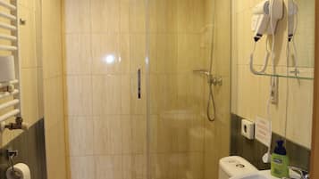 Triple Room | Bathroom | Shower, free toiletries, hair dryer, towels