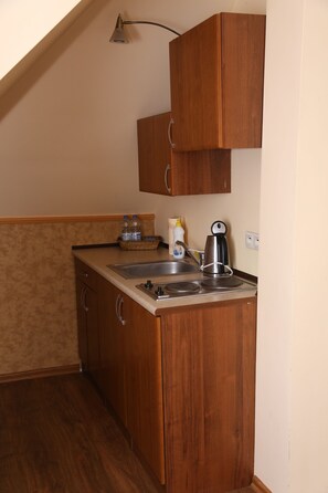 Chambre triple | Cuisinette privée | Réfrigérateur, surface de cuisson, cafetiÚre-théiÚre