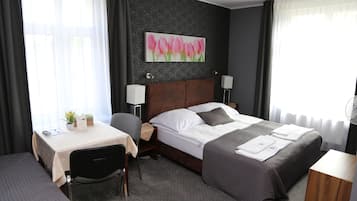 Triple Room | Iron/ironing board, free WiFi, bed sheets