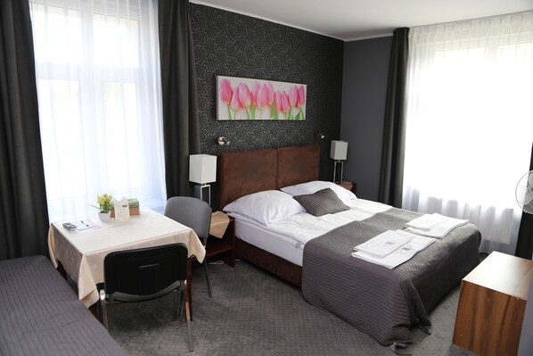 Chambre triple | Fer et planche Ă repasser, accĂšs au Wi-Fi (inclus), literie fournie