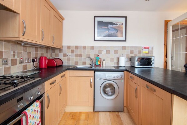 Fridge, stovetop, dishwasher, cookware/dishes/utensils