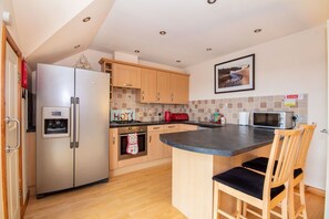 Fridge, stovetop, dishwasher, cookware/dishes/utensils