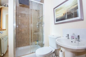 Deep-soaking bathtub - Penthouse Riverview Apartment (Inverness)