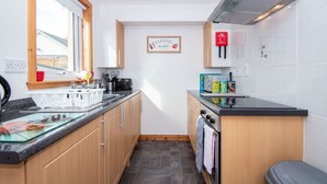 Oven, stovetop, cookware/dishes/utensils, dining table - Blarmore Studio (Inverness)