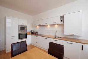 Cottage | Private kitchen | Stovetop, dishwasher, cookware/dishes/utensils - Braevellie Apartment (Inverness)