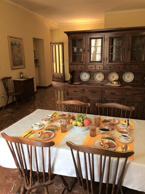 Kühlschrank, Ofen, Herdplatte, Wasserkocher