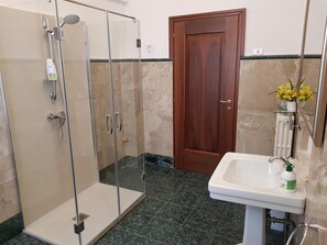 Regadera, amenidades de baño gratuitas, secadora de cabello, bidet 