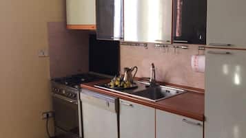 Refrigerador, horno, parrilla de estufa y tetera eléctrica