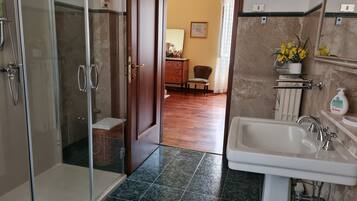 Appartement, meerdere bedden, niet-roken | Badkamer | Een douche, gratis toiletartikelen, een haardroger, een bidet