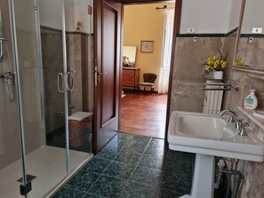 Appartamento, letti multipli, non fumatori | Bagno | Doccia, set di cortesia gratuito, asciugacapelli, bidet