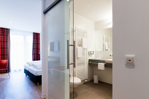 Quarto casal standard | Banheiro | Chuveiro, secador de cabelo, toalhas de banho