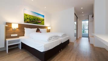 Peti besi dalam bilik, meja, katil bayi/kot (surcaj), Wi-fi percuma