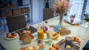 Frukost enligt egen beställning varje dag (EUR 7 per person)