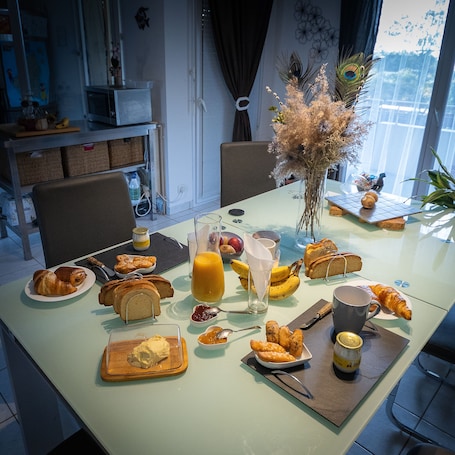 Café da manhã continental grátis todos os dias. Chambre d'hôtes Les Cottages de Sainte Emilie,hôte privé