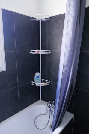 Habitación, 1 cama matrimonial, para no fumadores, vista al parque | Baño | Tina con regadera, secadora de cabello, toallas 