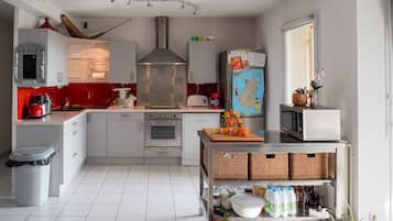 Quarto, 1 cama de casal, para não fumantes, vista para o parque | Cozinha compartilhada | Refrigerador em uma área comum, micro-ondas em uma área comum