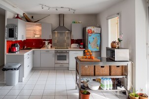 Quarto, 1 cama de casal, para não fumantes, vista para o parque | Cozinha compartilhada | Refrigerador em uma área comum, micro-ondas em uma área comum