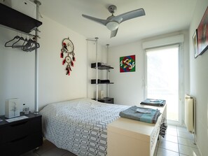 Premium bedding, individually decorated, individually furnished - Chambre d'hôtes Les Cottages de Sainte Emilie,hôte privé (Annonay)