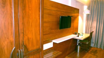 Minibar, in-room safe, free WiFi, bed sheets