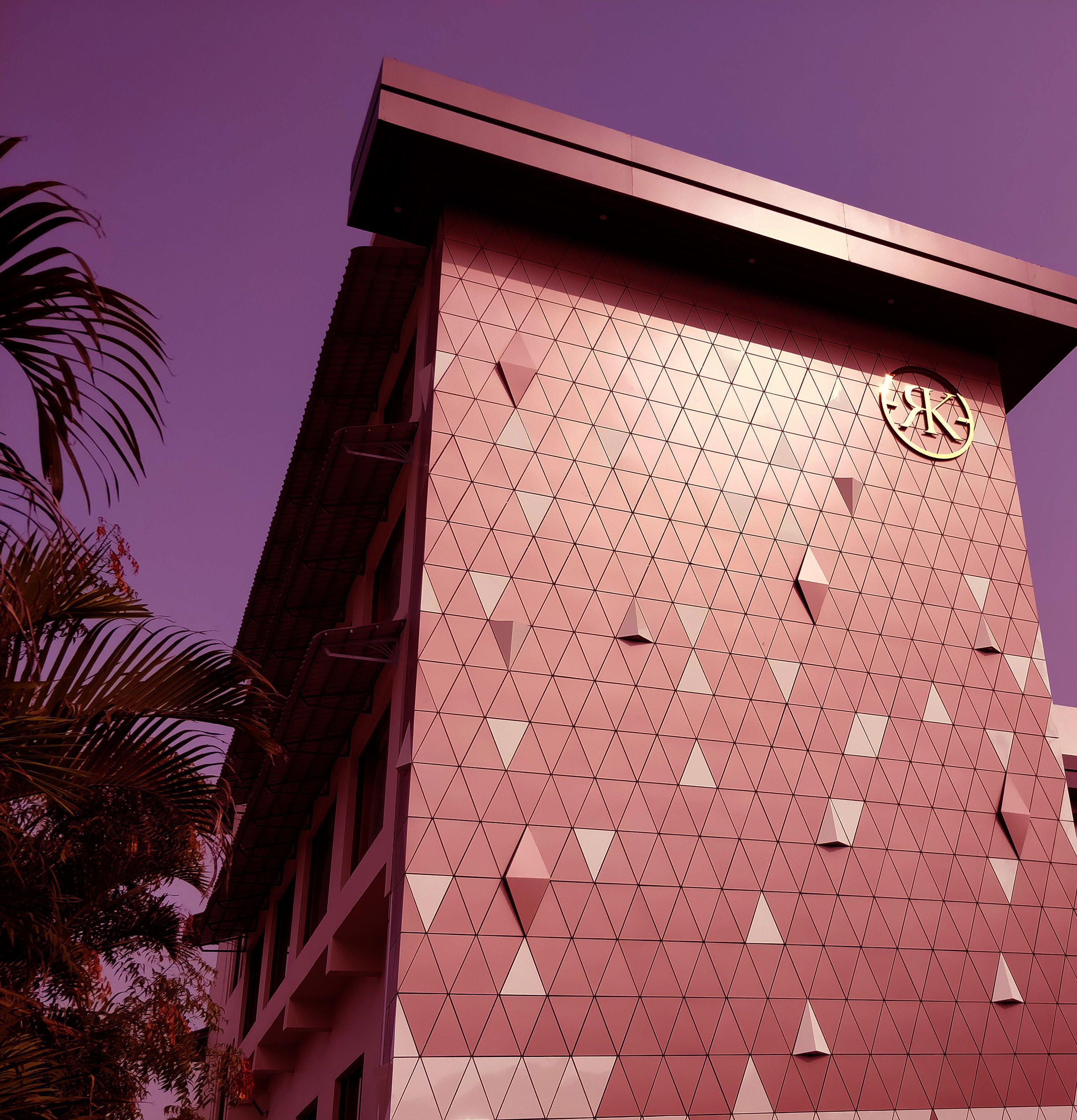 Un bâtiment à la façade géométrique, orné d’un logo dans le coin supérieur droit.
