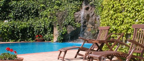 2 piscines extérieures, parasols de plage, chaises longues