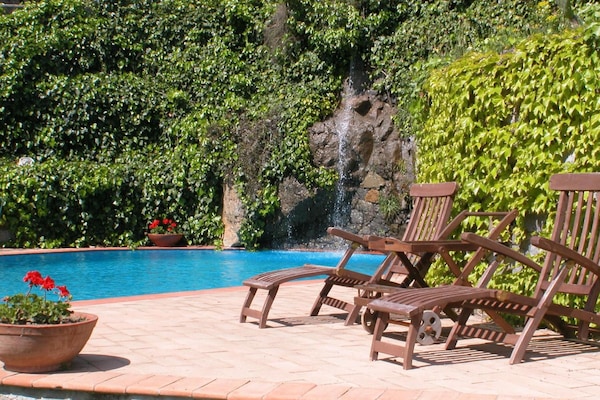 2 piscines extérieures, parasols de plage, chaises longues