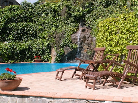 2 piscinas al aire libre, sombrillas, sillones reclinables de piscina