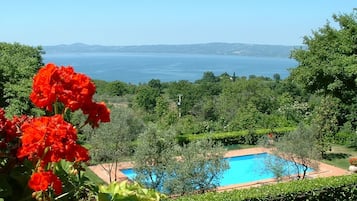 2 AuĂenpools, Sonnenschirme, LiegestĂŒhle
