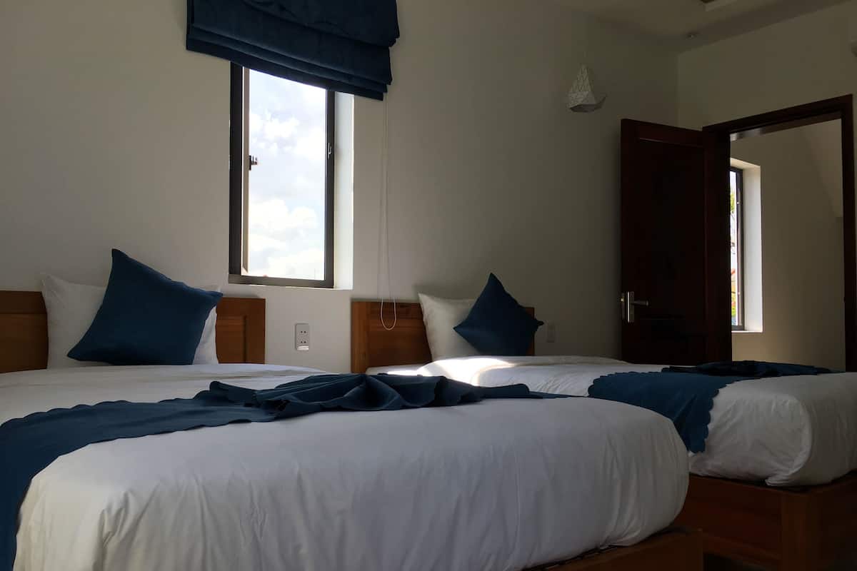 Dobbelt- eller tomannsrom – deluxe | Minibar, safe på rommet, skrivebord og blendingsgardiner