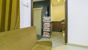 Lobby sitting area - Crescent Inn Navallur (Tirupporur)