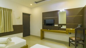 Deluxe Double Room, Multiple Beds, Non Smoking, City View - Crescent Inn Navallur (Tirupporur)
