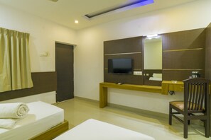 デラックス ダブルルーム ベッド (複数台) 禁煙 シティビュー | セーフティボックス (室内)、客室ごとに異なる装飾、デスク、可動式ベッド