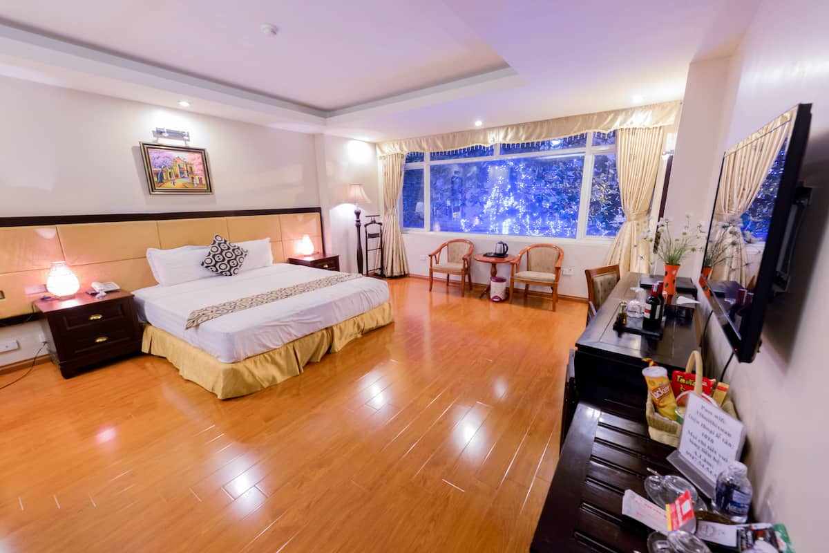 Superior Room | Bathroom | Shower, free toiletries, hair dryer, slippers