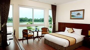 Kamar Double Standar | Minibar, brankas, meja kerja, dan tirai kedap cahaya