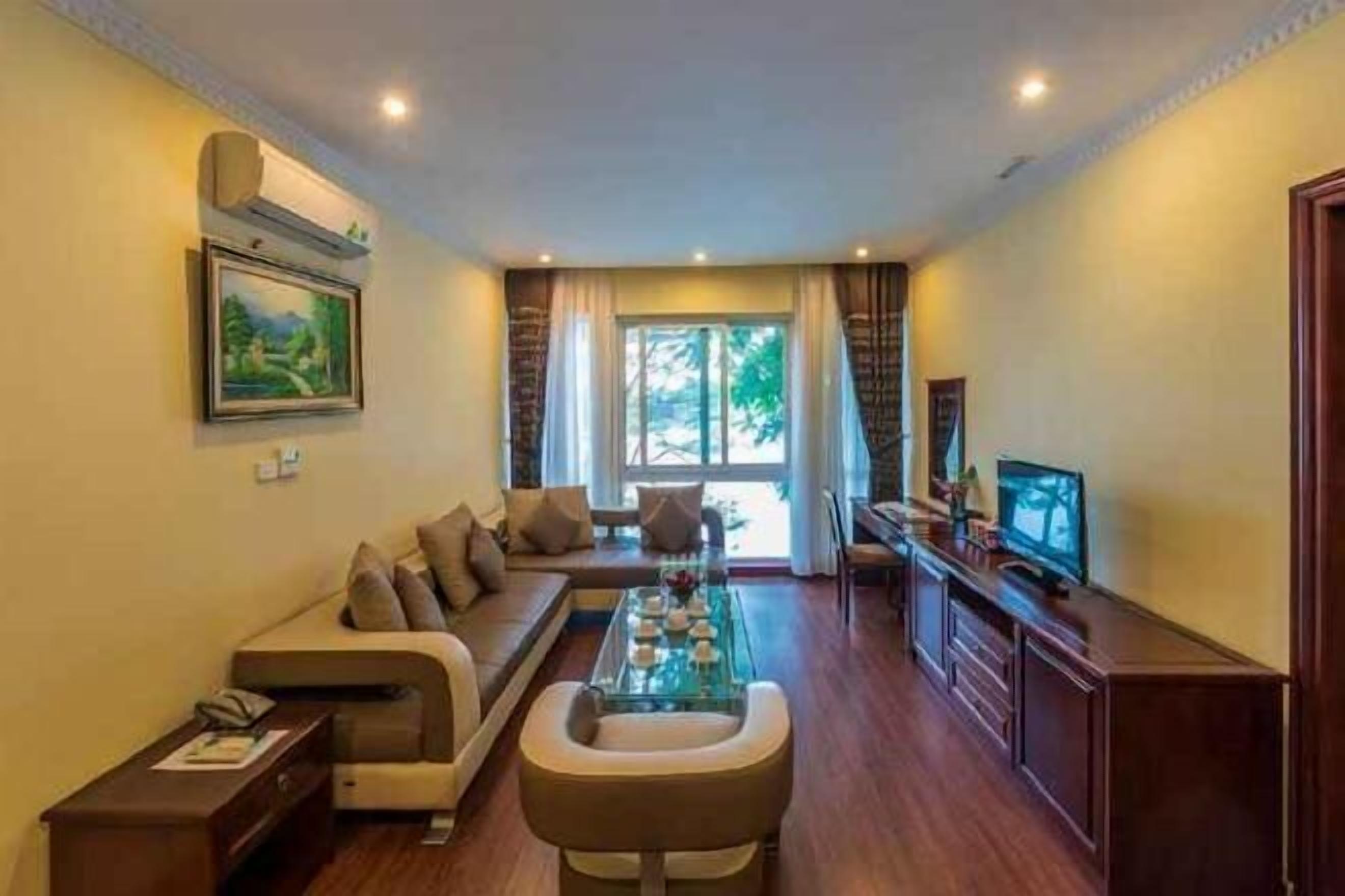 Área de sala de estar | Televisión de pantalla plana de 23 pulgadas con canales por cable 