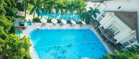 Una piscina al aire libre