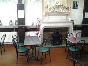 Petit déjeuner et déjeuner servis sur place, spécialités Cuisine locale