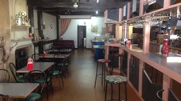 Se sirven desayunos, comidas, cenas y cocina local