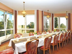 Breakfast, lunch, dinner served; al fresco dining  - Hotel Trebeltal (Demmin)