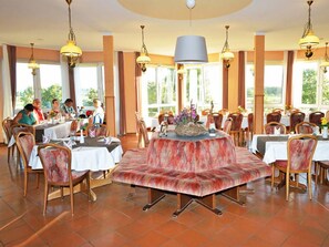 Free daily buffet breakfast  - Hotel Trebeltal (Demmin)