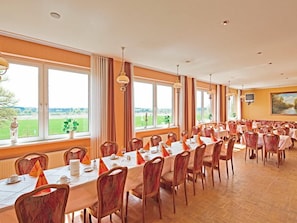 Free daily buffet breakfast  - Hotel Trebeltal (Demmin)